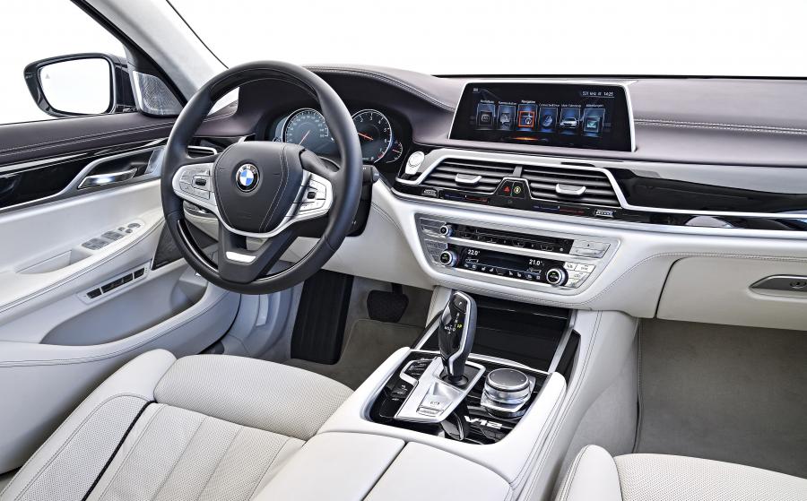 Интерьер BMW M760Li xDrive V12 Excellence (G12) 2017 года  (WW) (фото 27 из 40)